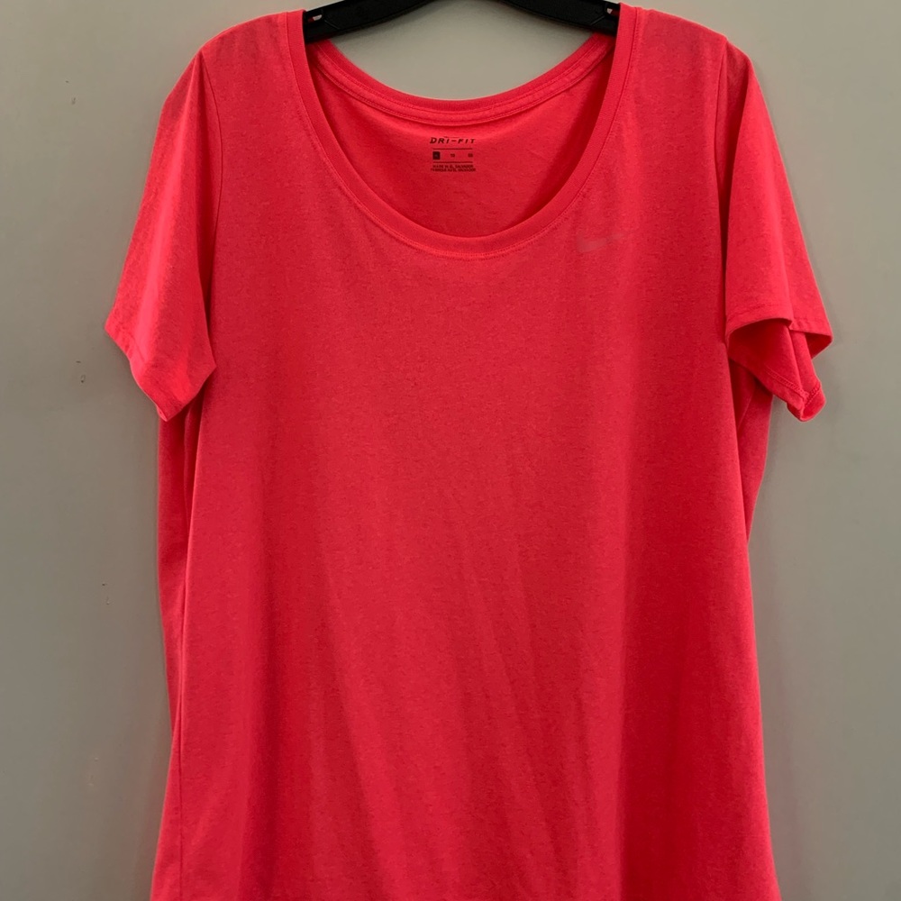 Woman's NIKE dry fit lightweigh shirt XL